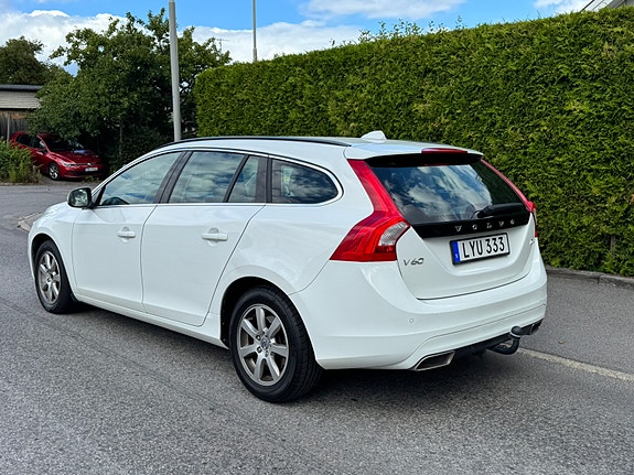 Volvo V60 2 of 15