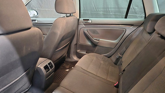 Volkswagen Golf VI 12 of 28