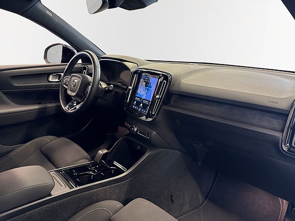 Volvo XC40 10 of 25