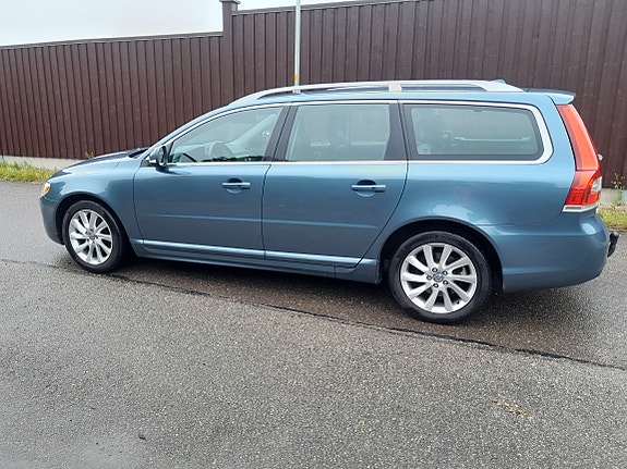 Volvo V70 3 of 5