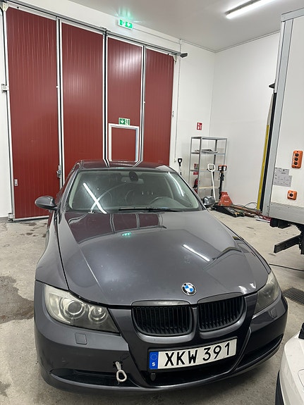 BMW 320i 3 of 4