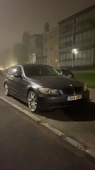 BMW 320i 2 of 4