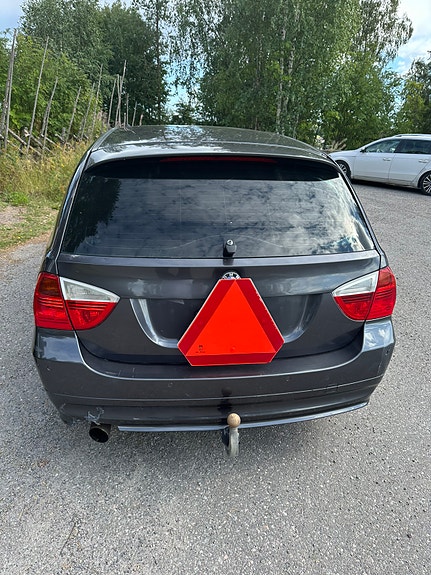 BMW 320i 4 of 4