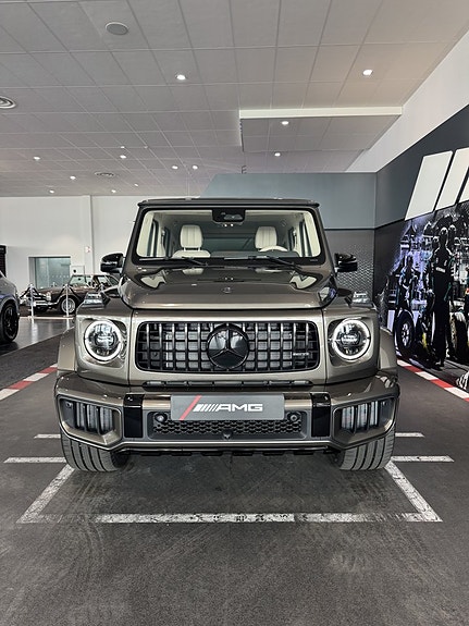 Mercedes-Benz G63 2 of 19