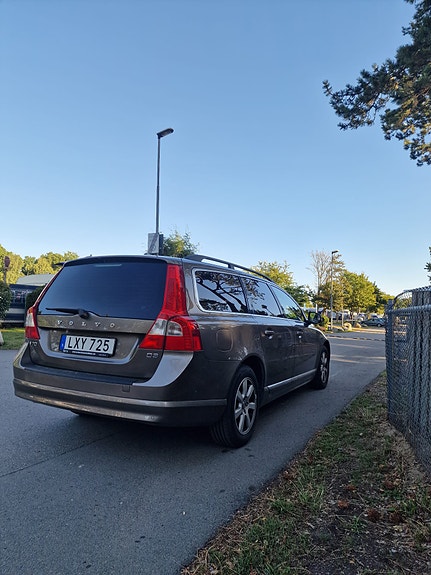 Volvo V70 3 of 7