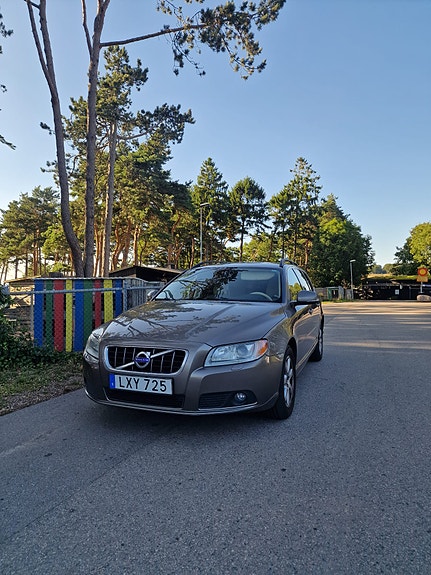 Volvo V70 2 of 7