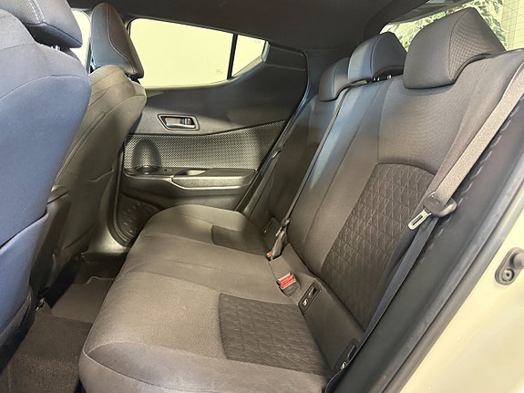 Toyota C-HR 19 of 21