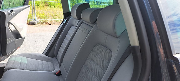 Volkswagen Passat 8 of 17