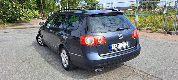 Volkswagen Passat 2 of 17