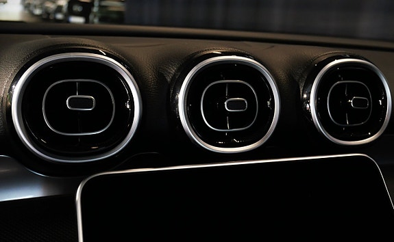 Mercedes-Benz C300 14 of 23