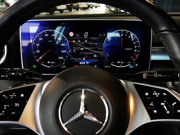 Mercedes-Benz C300 13 of 23