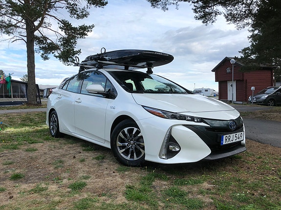 Toyota Prius Plug-in Hybrid 2 of 10