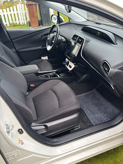 Toyota Prius Plug-in Hybrid 4 of 10