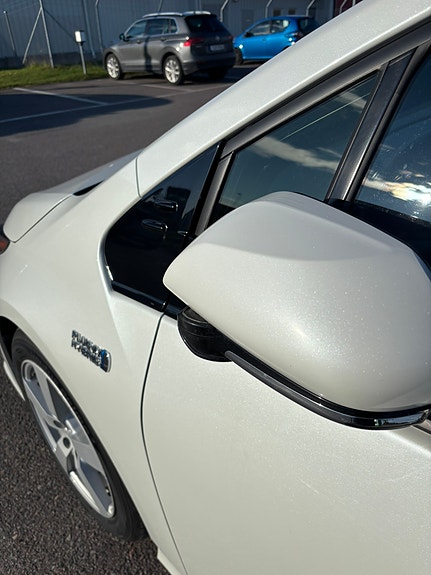 Toyota Prius Plug-in Hybrid 7 of 10