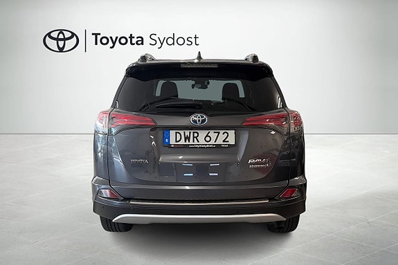Toyota RAV4 4 of 12