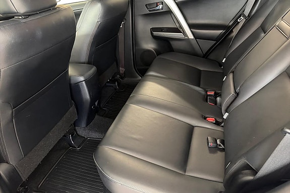 Toyota RAV4 7 of 12