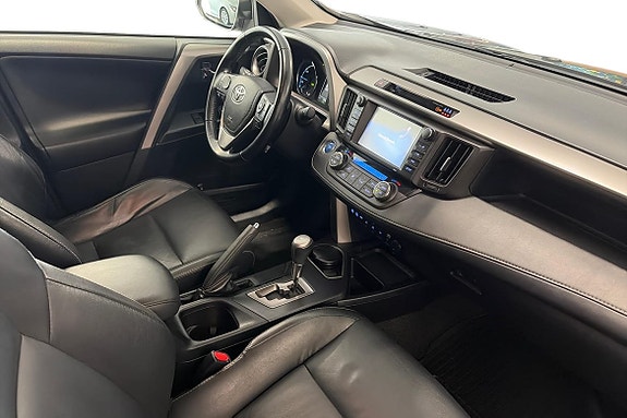 Toyota RAV4 6 of 12