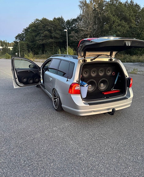 Volvo V70 3 of 4