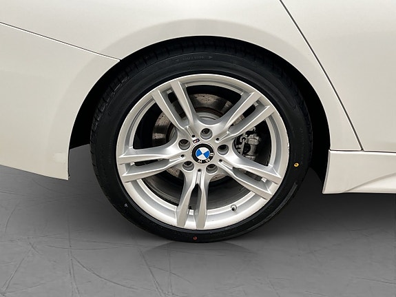 BMW 330e 30 of 30