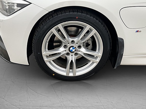 BMW 330e 28 of 30