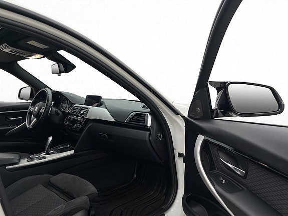 BMW 330e 25 of 30