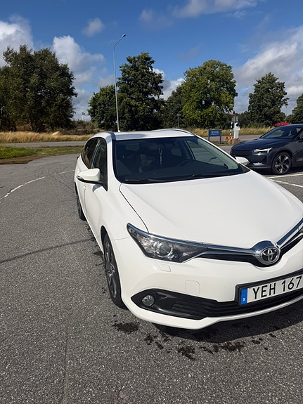 Toyota Auris 3 of 6