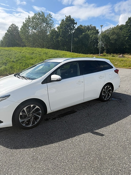 Toyota Auris 2 of 6