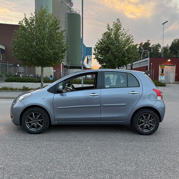 Toyota Yaris 3 of 11