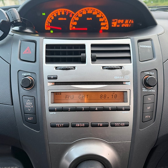 Toyota Yaris 9 of 11