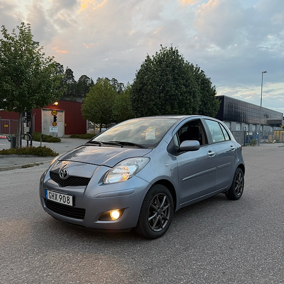 Toyota Yaris 2 of 11