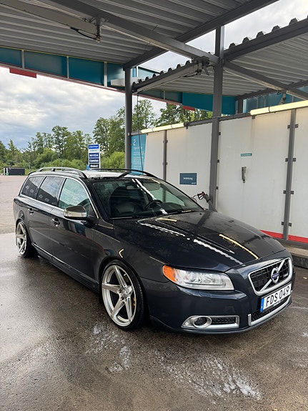 Volvo V70 2 of 5