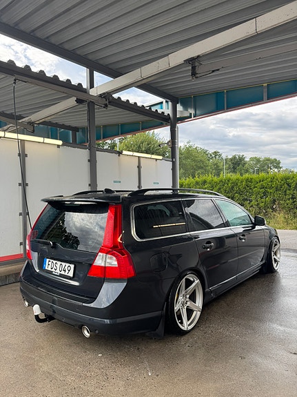 Volvo V70 3 of 5