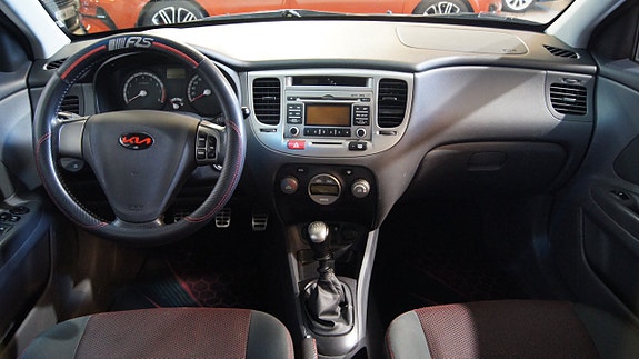 Kia Rio 7 of 10