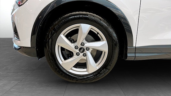 Audi Q3 6 of 12