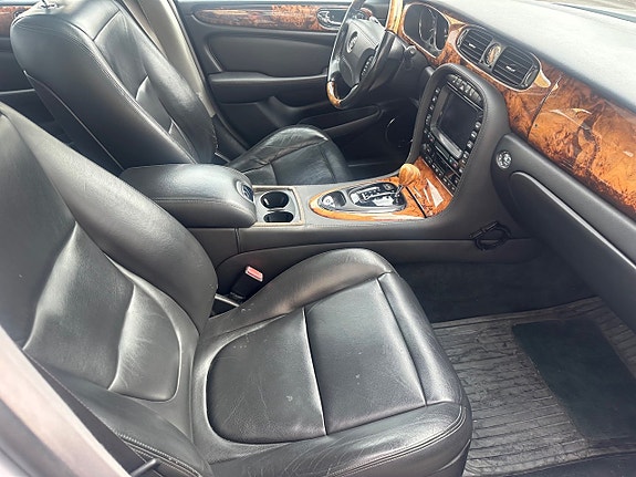 Jaguar XJ 7 of 10