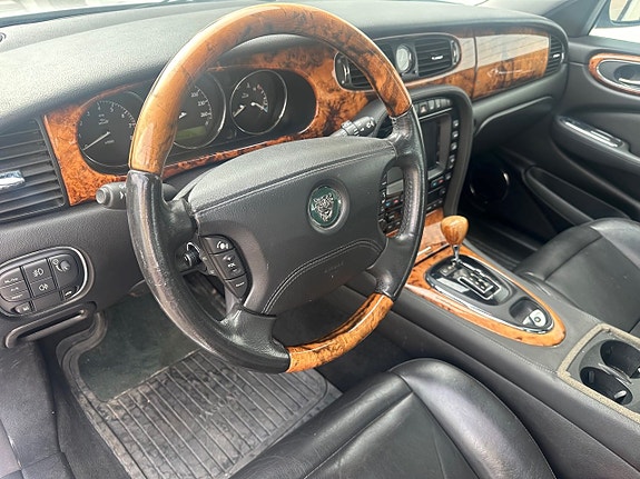 Jaguar XJ 9 of 10