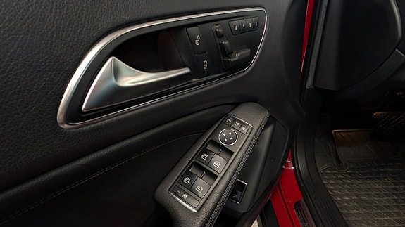 Mercedes-Benz GLA220 16 of 23