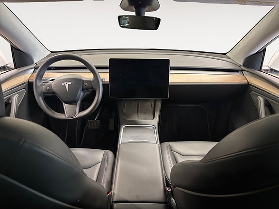 Tesla Model Y 10 of 16