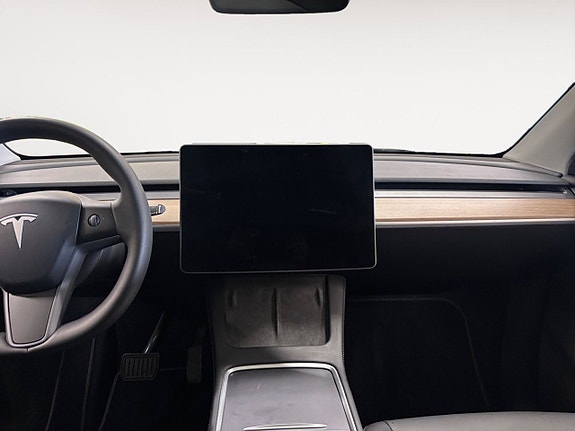 Tesla Model Y 11 of 16