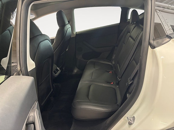 Tesla Model Y 13 of 16