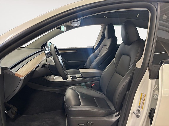 Tesla Model Y 9 of 16