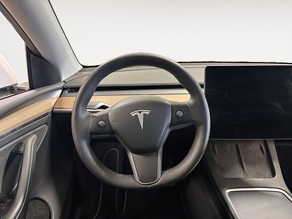 Tesla Model Y 12 of 16
