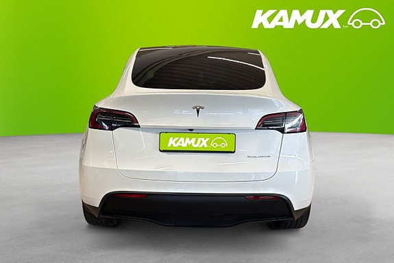 Tesla Model Y 5 of 16