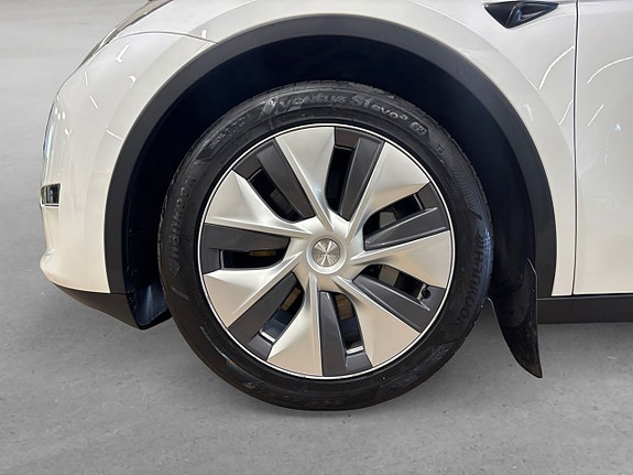 Tesla Model Y 8 of 16