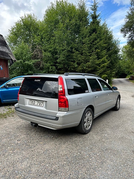 Volvo V70 2 of 5
