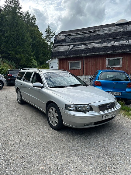 Volvo V70 4 of 5