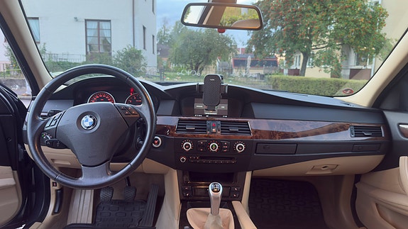 BMW 520i 2 of 4