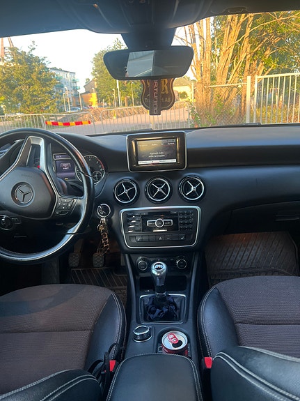 Mercedes-Benz A180 2 of 6