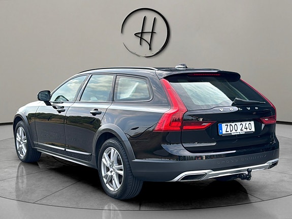 Volvo V90 Cross Country 8 of 16