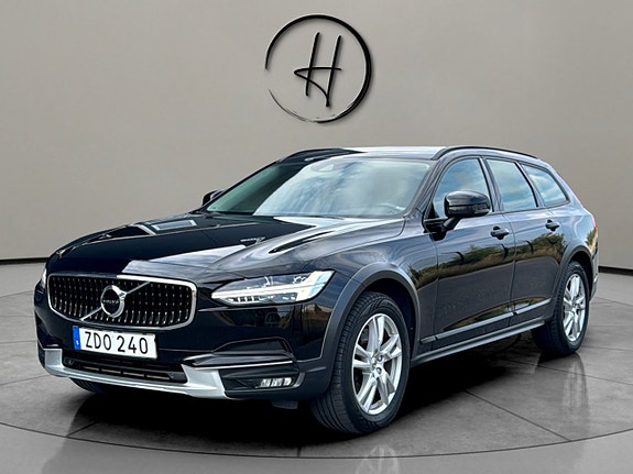 Volvo V90 Cross Country 2 of 16
